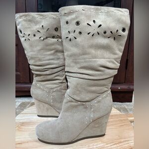 REPORT BEIGE SUEDE SLOUCHY DECORATIVE CUT OUT WEDGE BOOTS SIZE 7